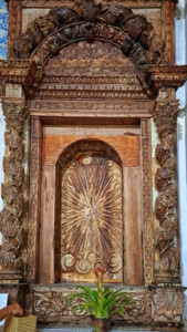 votos de oração entre entalhes seculares...