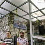 O ator Chico Forlenza e o escritor Gustavo Motta entrevistam Maria Tereza Leal Diz sobre seu livro Dicionário Tabacudo e seu passado como moradora local de Itanhaém